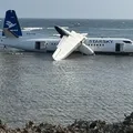 Avião em pane sai da pista e para a metros do mar imagem