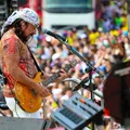 Bell Marques surpreende foliões com trio elétrico em Ondina; veja vídeo imagem