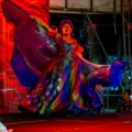 Conheça a personagem drag que ensina crianças sobre igualdade no teatro imagem