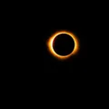 Cuidado ao olhar: Fenômeno raro transforma o Sol em fevereiro imagem