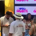 Davi e Raquel Brito curtem pipoca de Léo Santana no trio imagem