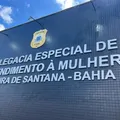 Delegada prende homem em flagrante por agredir companheira na Bahia imagem
