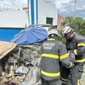 Duas pessoas morrem após carro bater em árvore e capotar na Bahia imagem