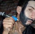 Fã tatua o próprio rosto para ficar parecido com Gusttavo Lima imagem