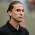 Filipe Luís detona gramado do Barradão após vencer o Vitória imagem