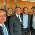 Flávio Bolsonaro diz que irmão pode ser candidato a deputado federal imagem