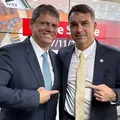 Flávio Bolsonaro evita falar de Tarcísio após racha imagem