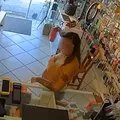 Funcionário é atacado com ofensas racistas por cliente de loja imagem