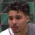Globo trata Pedro como expulso após desistência do BBB 26; entenda imagem