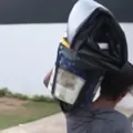 Homem é flagrado furtando lona de motel em Salvador imagem