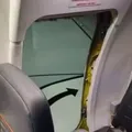 Homem é retirado de avião após quebrar saída de emergência imagem