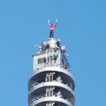 Homem escala prédio mais alto do país sem equipamento de segurança imagem