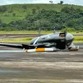 Homem invade aeroporto, tenta furtar helicóptero, mas derruba aeronave imagem