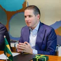 Hugo Motta aguarda aval de Lula para reajustar salários acima do teto imagem
