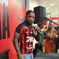 Ídolo? Marinho surpreende em apresentação no Vitória: "Falta muito" imagem