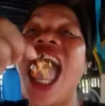 Influenciadora morre após comer caranguejo envenenado imagem