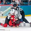 Jogadores trocam socos e são expulsos no final de França x Canadá imagem