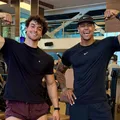 Léo Santana treina com filho de Xanddy e brinca: “Me chama de tio” imagem