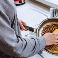 Limpar a frigideira com sal e batata funciona? Saiba a verdade imagem