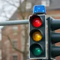 Luz azul em cruzamentos: entenda para que serve mudança no trânsito imagem