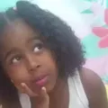 Menina de 10 anos é morta dentro do carro do pai durante ataque a tiros imagem