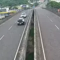 Motorista tenta fechar capô em viaduto e acaba arremessado imagem