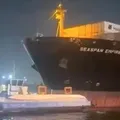 Navio bate em balsas em porto e tripulantes se jogam no mar; veja vídeo imagem