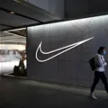 Nike é acusada de suposta 'discriminação' contra trabalhadores brancos imagem