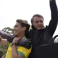 Nikolas Ferreira detona idolatria por Bolsonaro após caminhada imagem