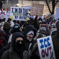 Polícia de imigração de Trump mata de novo e renova onda de protestos imagem