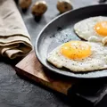 Por que colocar leite na frigideira ao fritar ovos? Entenda truque simples imagem