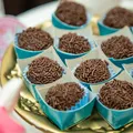 Produto comum em doces de festas infantis é proibido pela Anvisa imagem