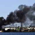 Refinaria de petróleo pega fogo em meio à crise energética em Cuba imagem