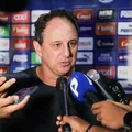 Rogério Ceni ironiza arbitragem após pênalti anulado: "Voz do além" imagem