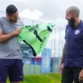 Ronaldo assume camisa de goleiro aposentado no Bahia imagem