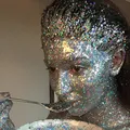 Saiba como brilhar com glitter no Carnaval e manter a pele protegida imagem