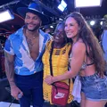 Tony Salles surpreende fã ambulante e chama pra subir no trio; veja vídeo imagem