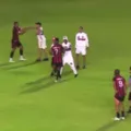 Vídeo: Torcida de clube nordestino invade campo e agride jogadores imagem