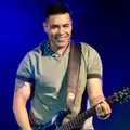 Vocalista da banda Chicabana fica ferido após carro capotar na Bahia imagem