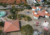 A 100 km da capital, cidade famosa pelos exageros vira refúgio perfeito imagem