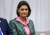 À espera de cirurgia, Bolsonaro recebe visita de Michelle na prisão