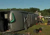 Acidente com ônibus mata criança e mulher e deixa 41 feridos