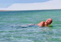 Angélica comemora 52 anos com topless nos Lençóis Maranhenses