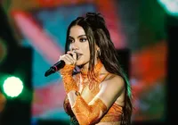 Anitta tem reação inusitada após dançarina ‘mostrar demais’ em show imagem