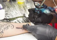 Anvisa proíbe produto essencial na tatuagem; entenda a mudança imagem