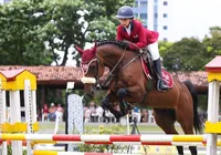 Aos 10 anos, baiana vira bicampeã e faz história no hipismo