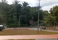 Av. Dorival Caymmi é interditada após carro colidir e derrubar postes