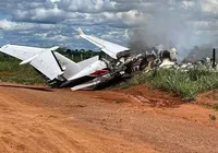 Avião com deputado federal faz pouso de emergência e pega fogo