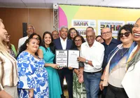 Bahia firma acordo do piso do magistério para ativos e aposentados