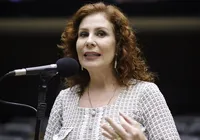 Câmara vai na contramão da CCJ e mantém mandato de Carla Zambelli imagem